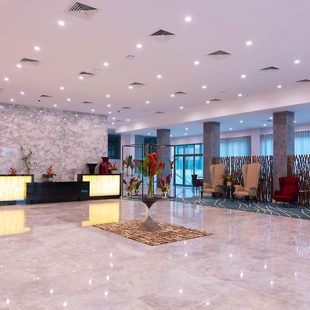 Palms By Eagles Airport City, Formerly Holiday Inn Akra Dış mekan fotoğraf