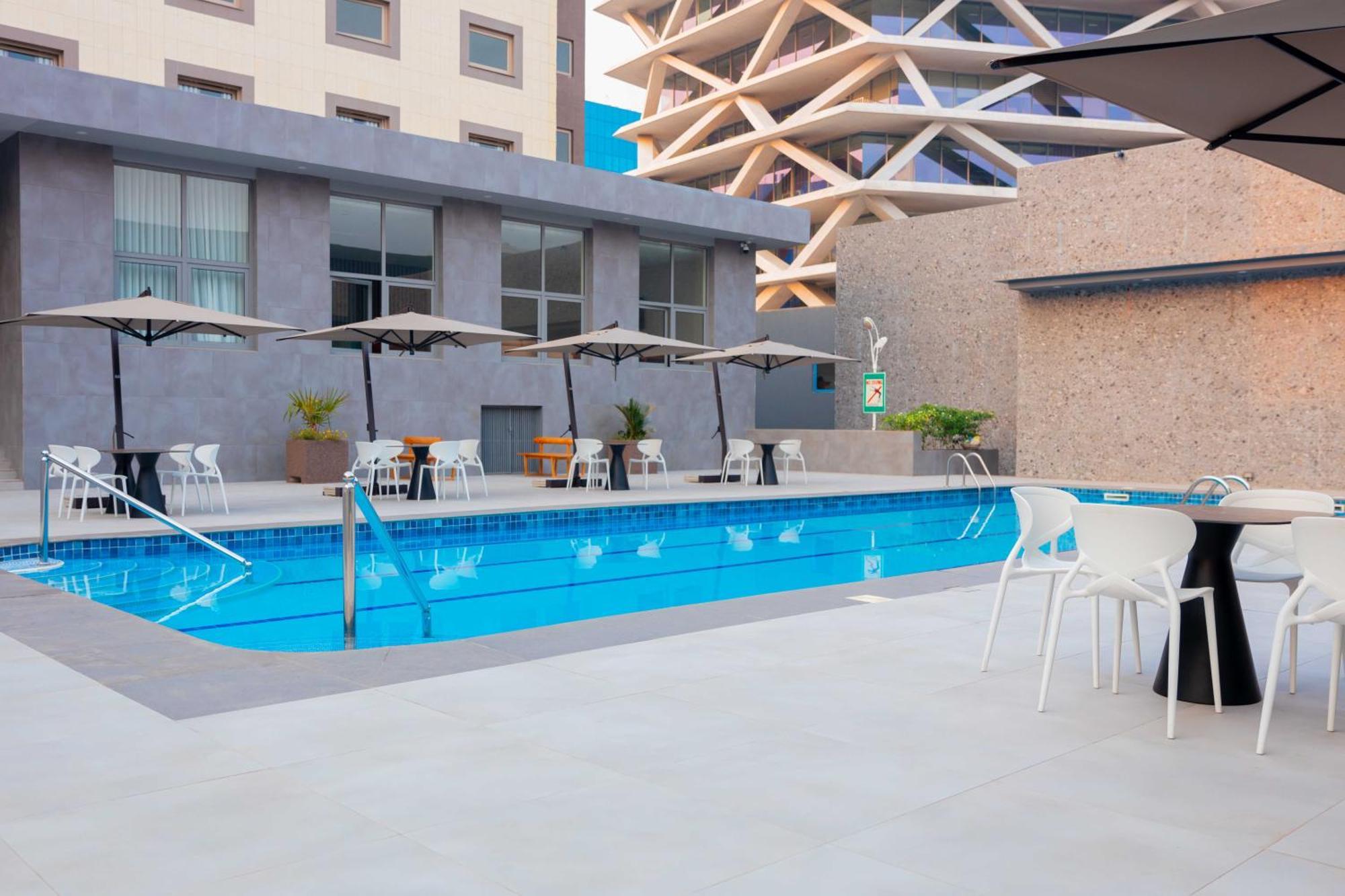 Palms By Eagles Airport City, Formerly Holiday Inn Akra Dış mekan fotoğraf