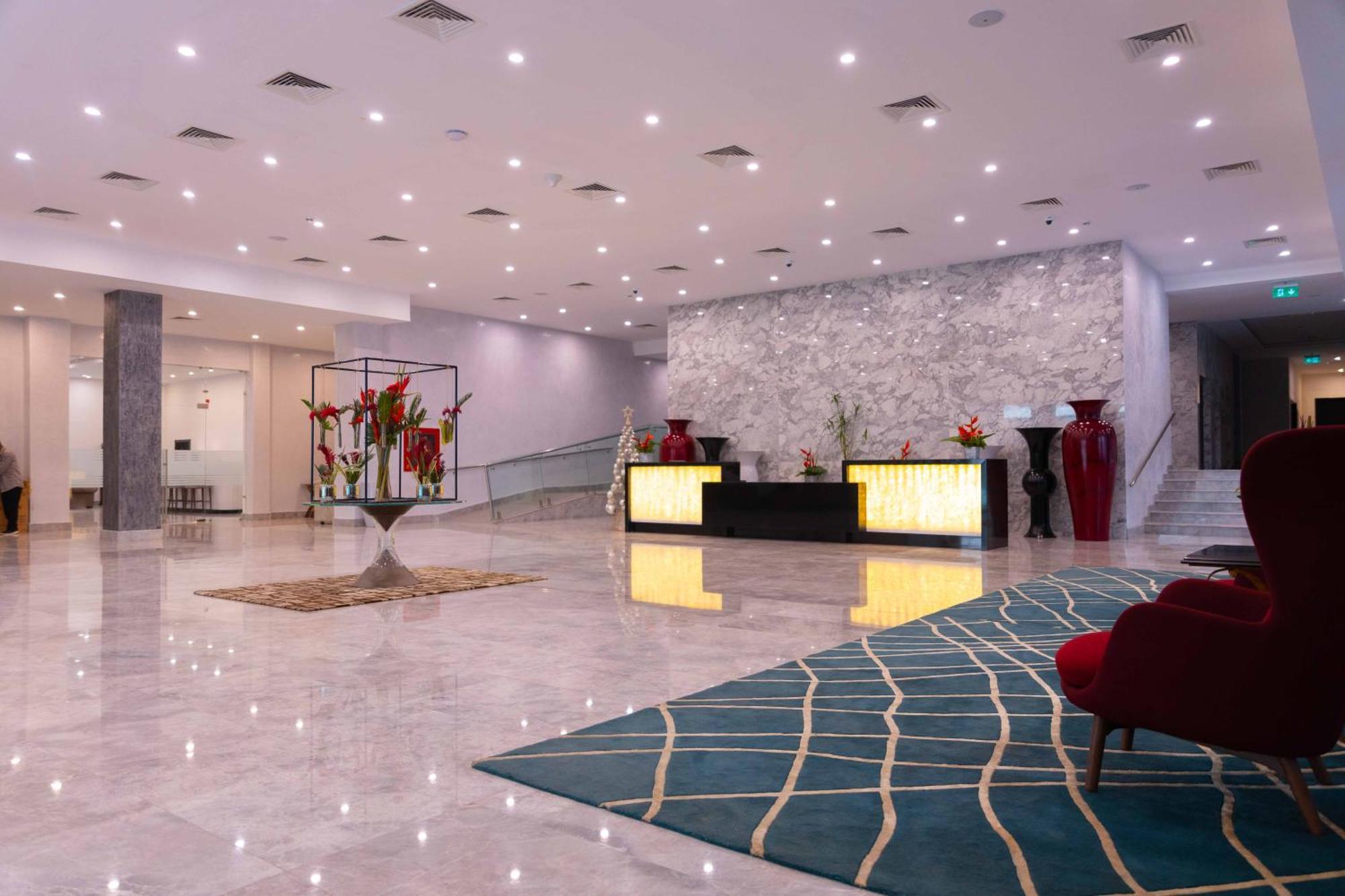 Palms By Eagles Airport City, Formerly Holiday Inn Akra Dış mekan fotoğraf