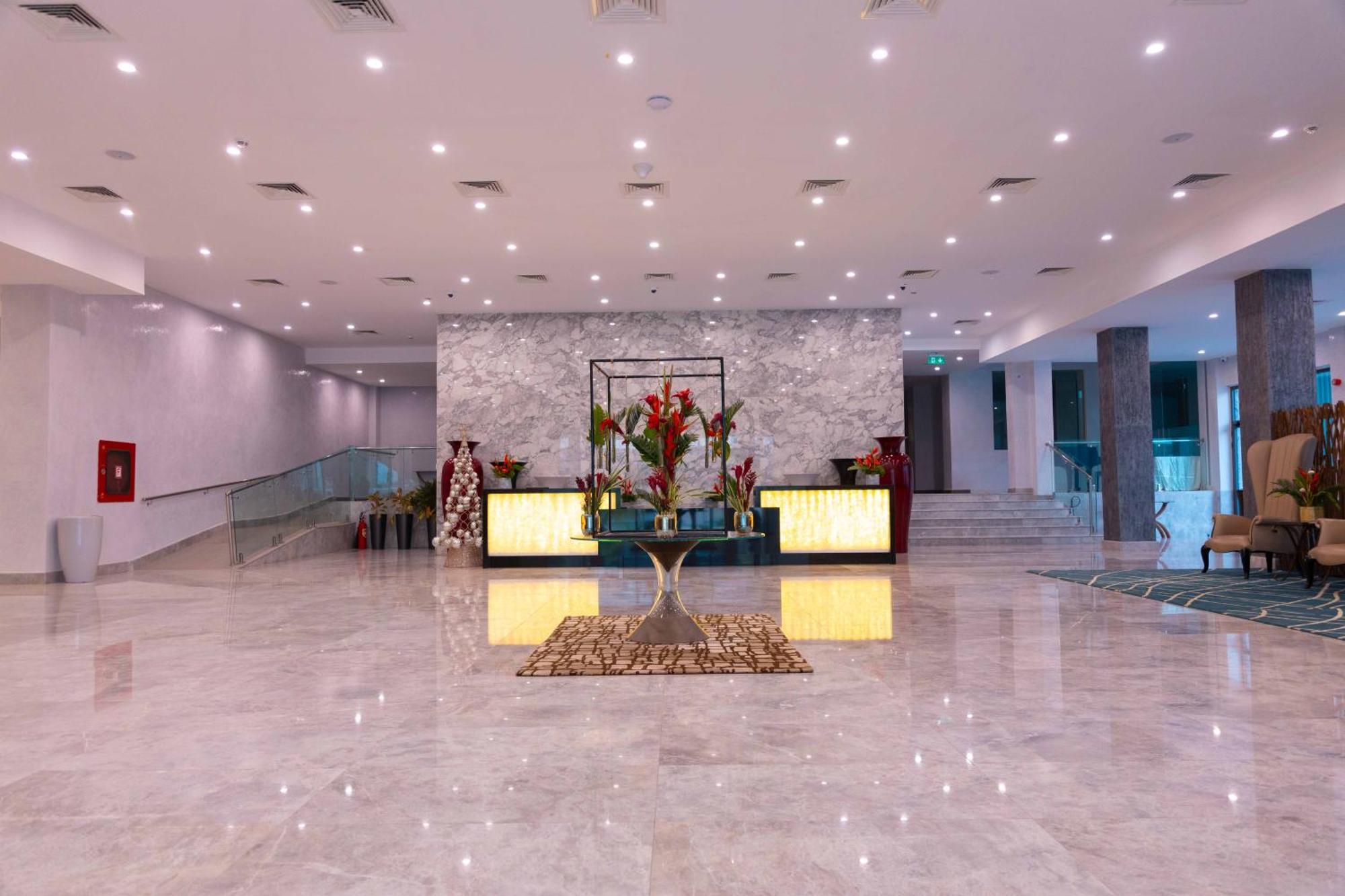 Palms By Eagles Airport City, Formerly Holiday Inn Akra Dış mekan fotoğraf