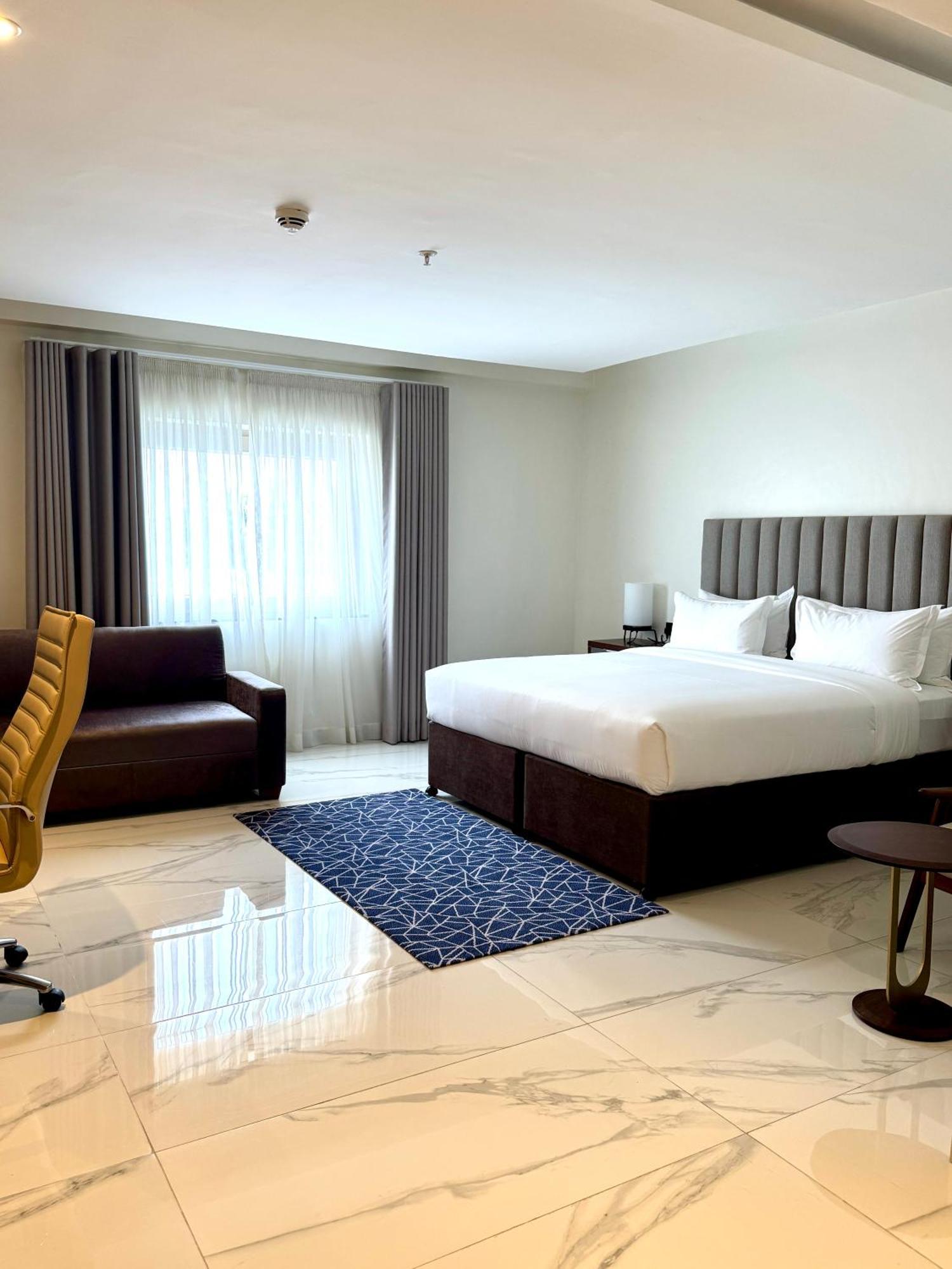 Palms By Eagles Airport City, Formerly Holiday Inn Akra Dış mekan fotoğraf