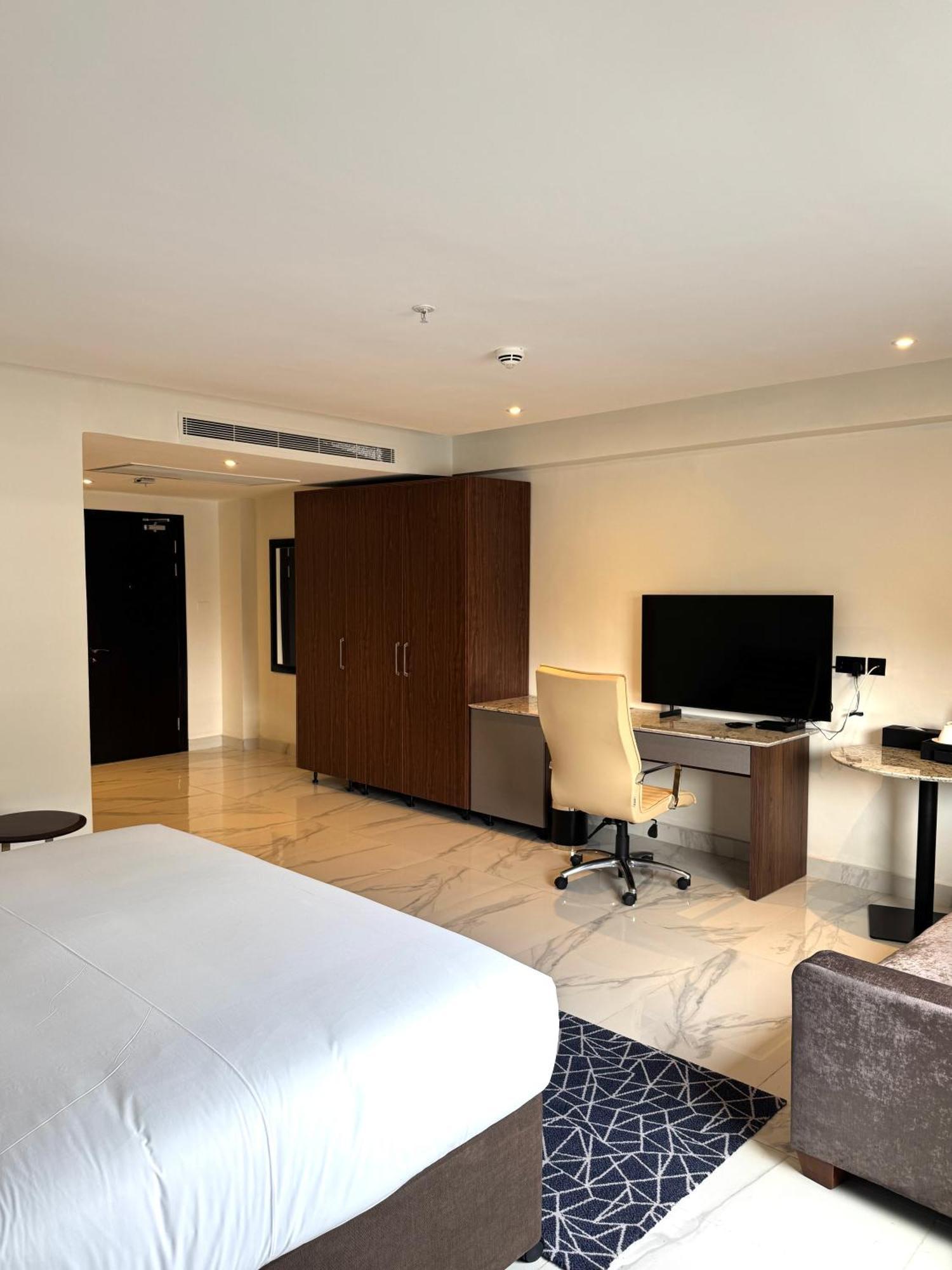 Palms By Eagles Airport City, Formerly Holiday Inn Akra Dış mekan fotoğraf